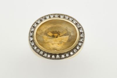 Anello con Quarzo Citrino Taglio Ovale e Diamanti a Contorno