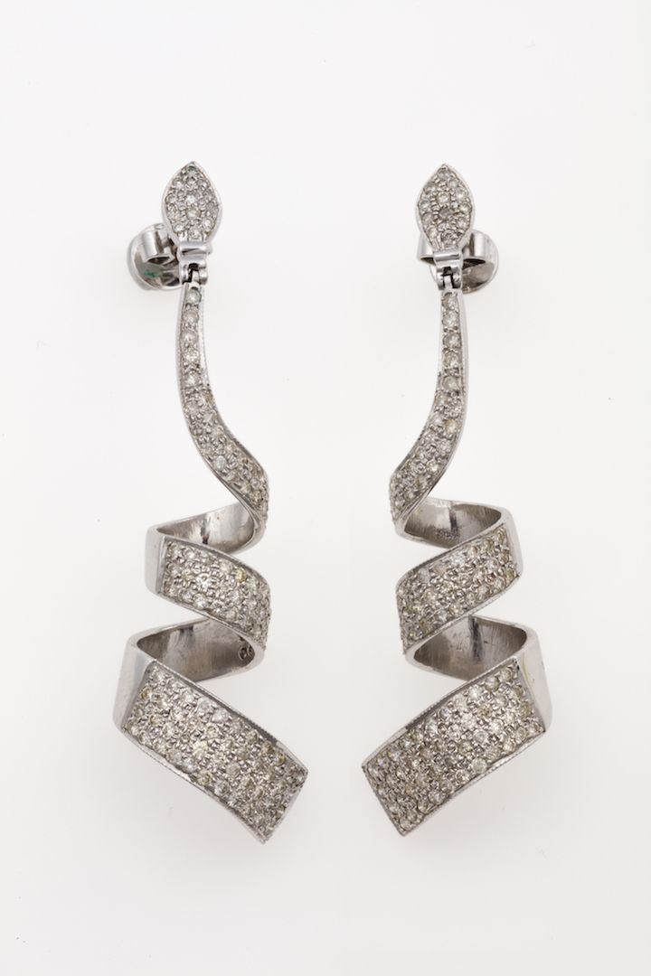 Pair of pavé diamond and gold pendent earrings  - Auction Jewels Timed Auction - Cambi Casa d'Aste