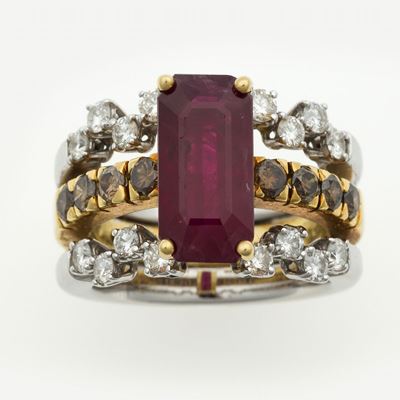 Anello con Rubino di Ct 4.20 Circa e Diamanti a Contorno
