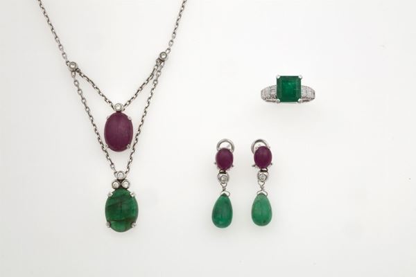 Lotto composto da anello con smeraldo di ct 4,50 circa , girocollo ed orecchini con smeraldi e rubini cabochon