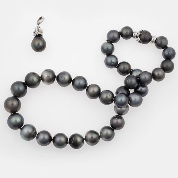 Lotto composto da un girocollo con perle grigie scalari ed un pendente con perla e diamanti
