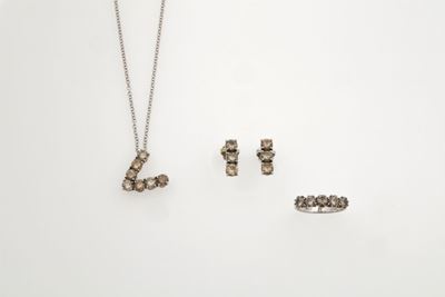 Parure Composta da un Pendente “V”, un Anello ed un Paio di Orecchini con Diamanti Brown