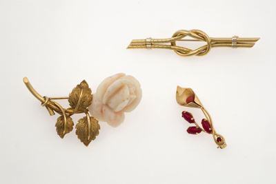 Lotto Composto da una Spilla a Forma di Nodo, una Spilla a Forma di Calla con Corallo Rosso ed un...