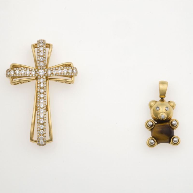 Lotto composto da un pendente “Orsetto” firmato Damiani ed un pendente “Croce”  - Asta Asta a tempo Gioielli - Cambi Casa d'Aste