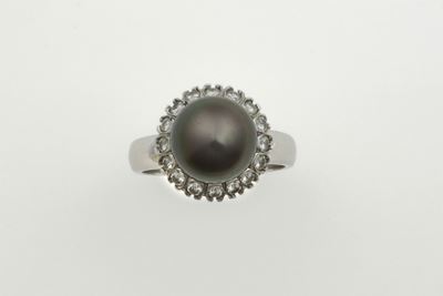 Anello con Perla Grigia e Piccoli Diamanti a Contorno