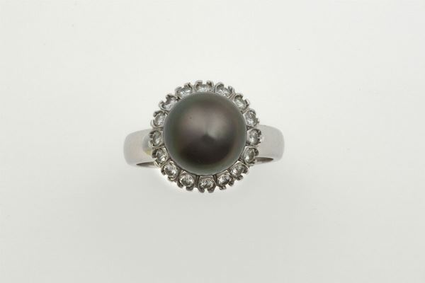 Anello con perla grigia e piccoli diamanti a contorno