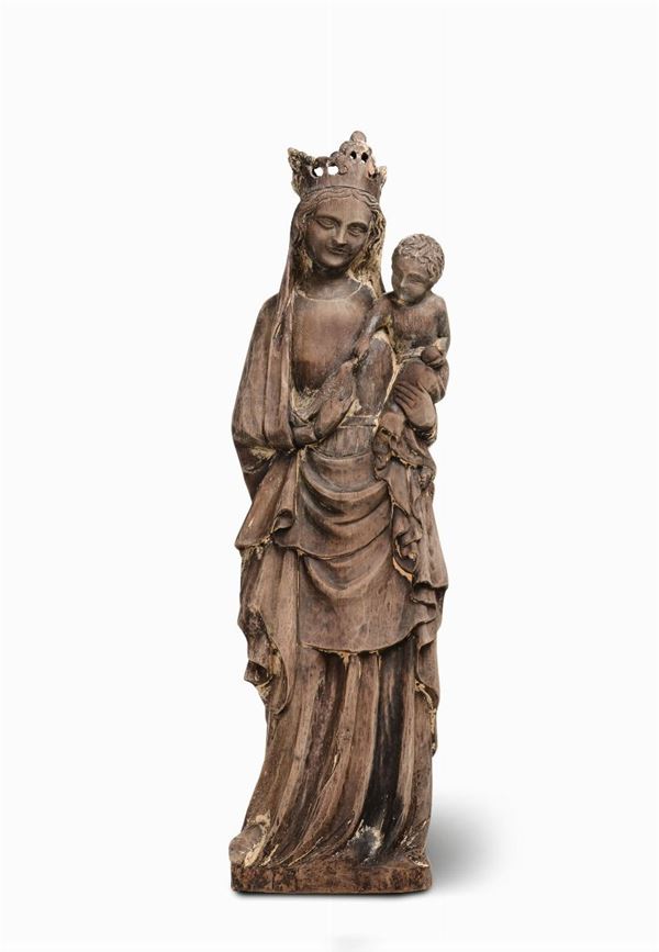 Madonna con Bambino in legno scolpito. Nei modi della scultura gotica francese. Scultore del XIX-XX secolo