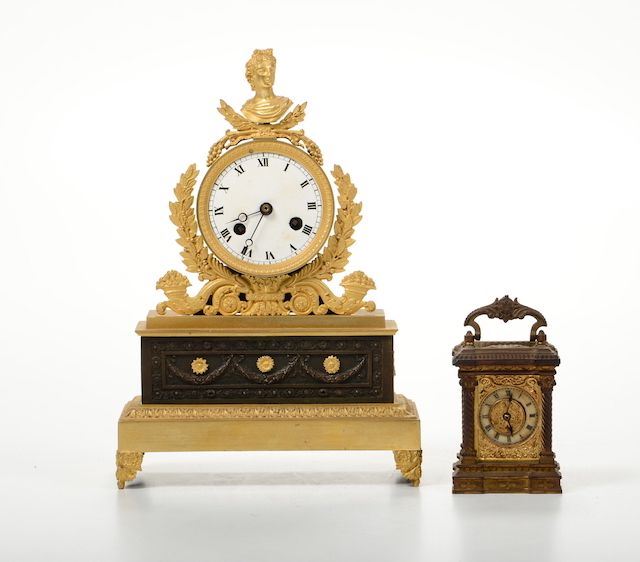 Lotto composto da orologio in bronzo e orologio da comodino - Asta