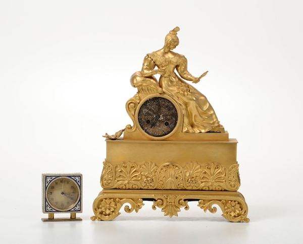 Lotto composto da sveglietta con smalti, pendola in bronzo dorato e orologio da parete in legno intagliato e dorato
