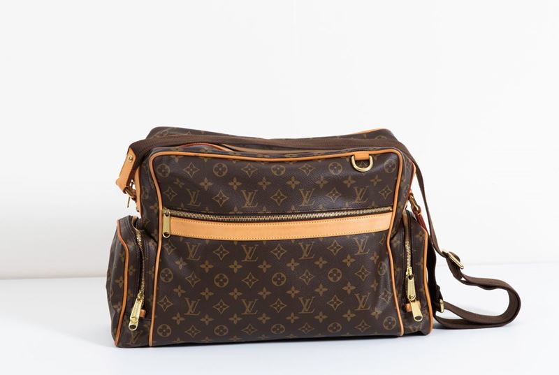 Sold at Auction: Louis Vuitton, Louis Vuitton Sac Squash Monogram Messenger  Bag