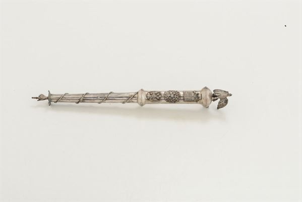 Puntatore Yad in argento fuso, sbalzato e cesellato, Bolli non pertinanti per il 1786, Manifattura del XX secolo