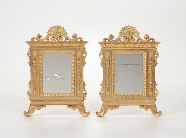 Coppia di elementi di cartagloria in legno intagliato e dorato, XIX secolo