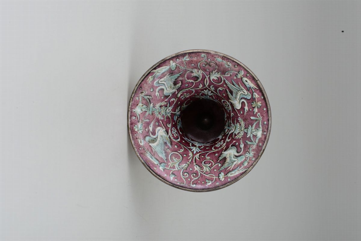 Vaso e Coppa in Argento Fuso, Cesellato, Dorato, Cristallo di Rocca e Smalti Colorati. Apparentem...