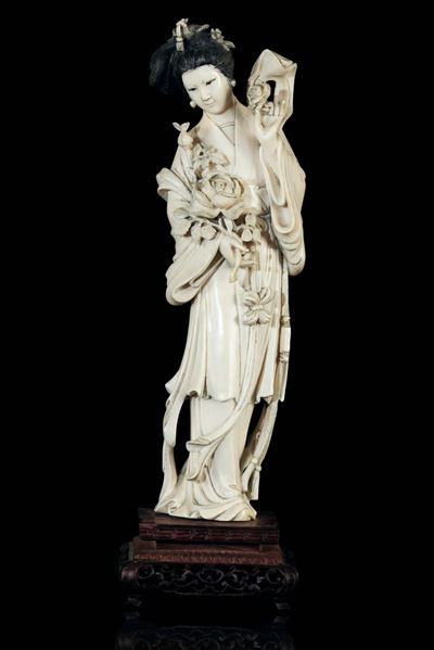 Figura di Guanyin Eretta in Avorio con Fiori, Cina, Inizi XX Secolo