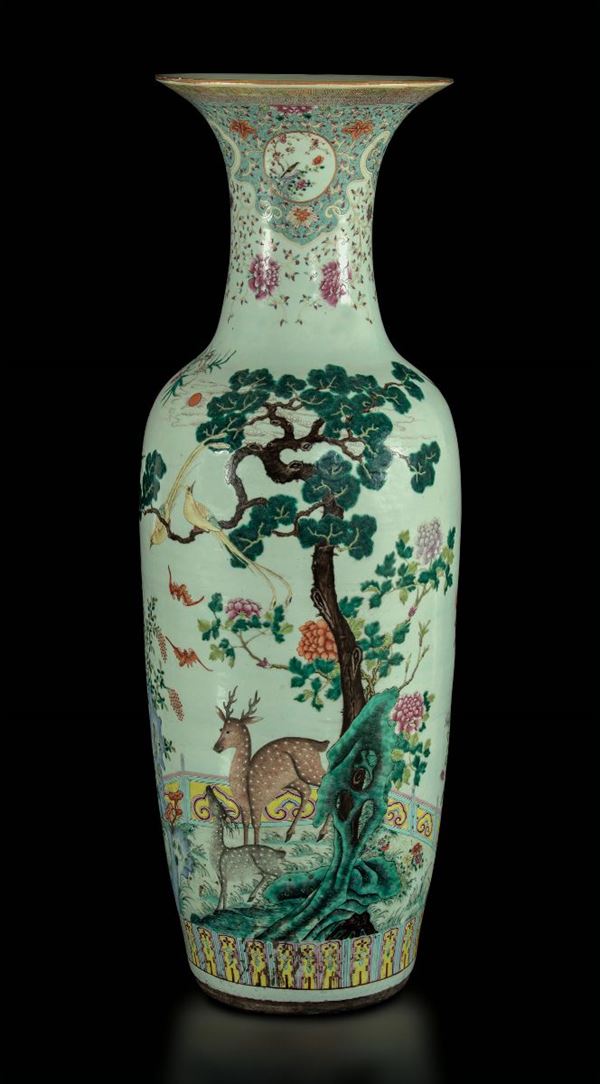 Grande vaso in porcellana a smalti policromi con raffigurazioni di cervi e alberi di pesco entro vegetazione,  [..]