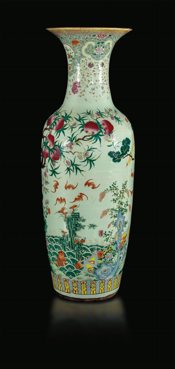Grande Vaso in Porcellana a Smalti Policromi con Raffigurazioni di Cervi e Alberi di Pesco Entro ...