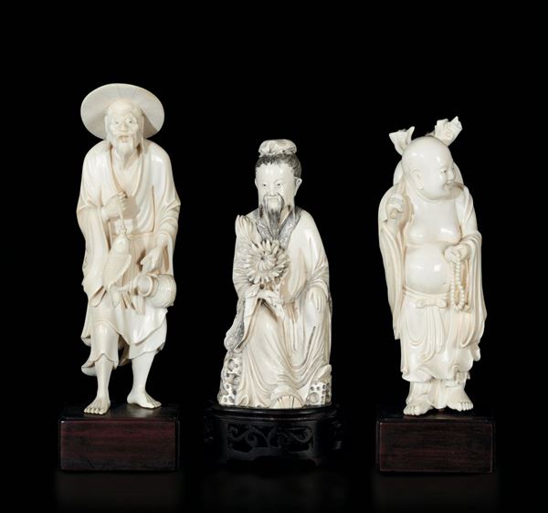 Lotto composto da tre figure scolpite in avorio raffiguranti pescatore, guerriero, Budai e saggio seduto con fiore, Cina, inizio XX secolo
