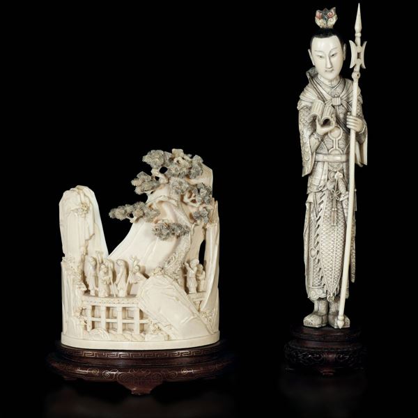Lotto composto da piccolo gruppo con personaggi entro paesaggio e figura di guerriero con lancia scolpiti in avorio, Cina, inizi XX secolo