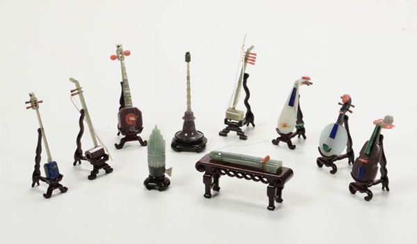 Scatola contenente dieci strumenti musicali in pietre dure. Cina (?) XX secolo