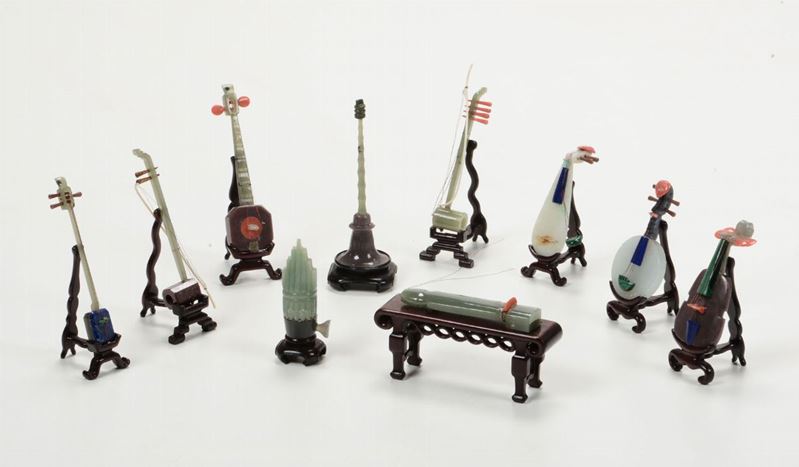 Scatola contenente dieci strumenti musicali in pietre dure. Cina (?) XX secolo  - Asta Antiquariato - Cambi Casa d'Aste