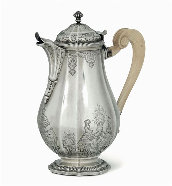 Caffettiera in argento primo titolo fuso, sbalzato e cesellato. Francia metà del XIX secolo