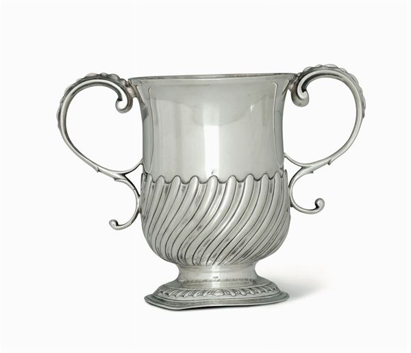Coppa in argento fuso, sbalzato e cesellato. Londra 1757, argentiere FC non identificato