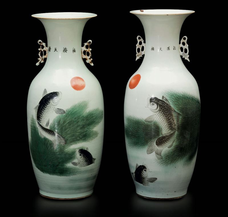 Coppia di vasi in porcellana a smalti policromi con carpe e iscrizioni, Cina, inizio XX secolo  - Asta Arte Orientale - Cambi Casa d'Aste