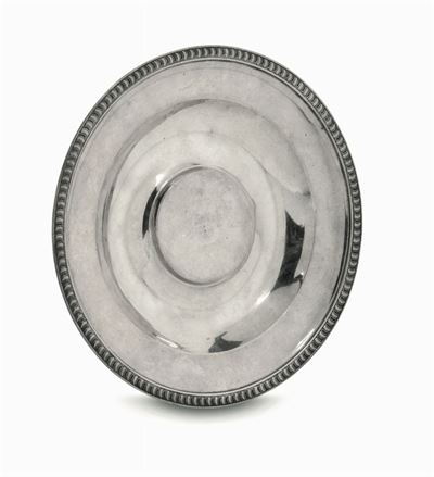 Piatto in Argento Primo Titolo Fuso, Sbalzato e Cesellato. Torino Inizio del XIX Secolo. Argentie...