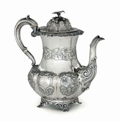 Caffettiera in Argento Fuso, Sbalzato e Cesellato. Londra 1835, Argentiere Iw (non Identificato)