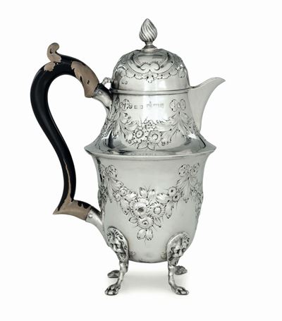 Caffettiera in Argento Fuso, Sbalzato e Cesellato. Chester 1889, Argentiere j.M.b. (non Identific...