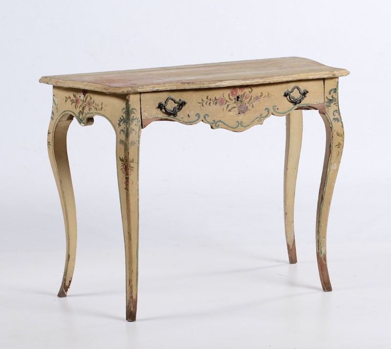 Tavolino in legno laccato in policromia, fine XVIII secolo  - Asta Arredi - Cambi Casa d'Aste