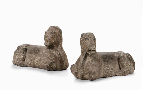 Coppia di leoni in pietra scolpita, probabile XIV secolo