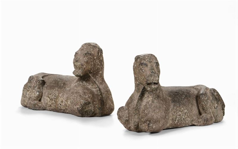 Coppia di leoni in pietra scolpita, probabile XIV secolo  - Asta Antiquariato - I - Cambi Casa d'Aste