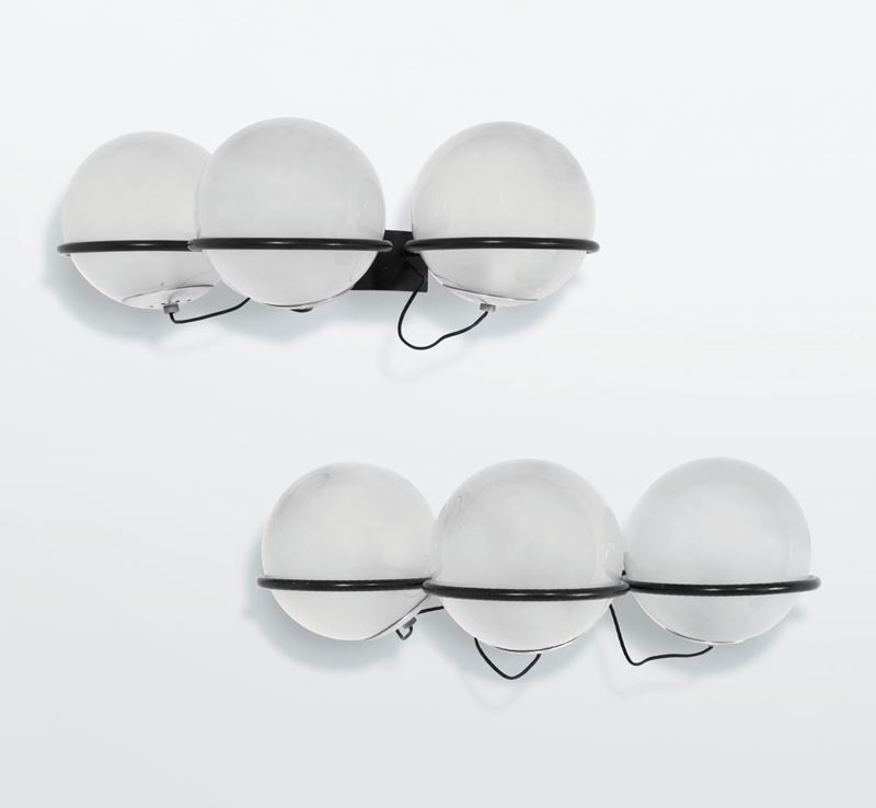Gino Sarfatti, a pair of mod. 238/3 appliques with a lacquered metal structure and satinised glass spheres. Arteluce Prod., Italy, 1960 ca.  - Auction Design 200 - Cambi Casa d'Aste