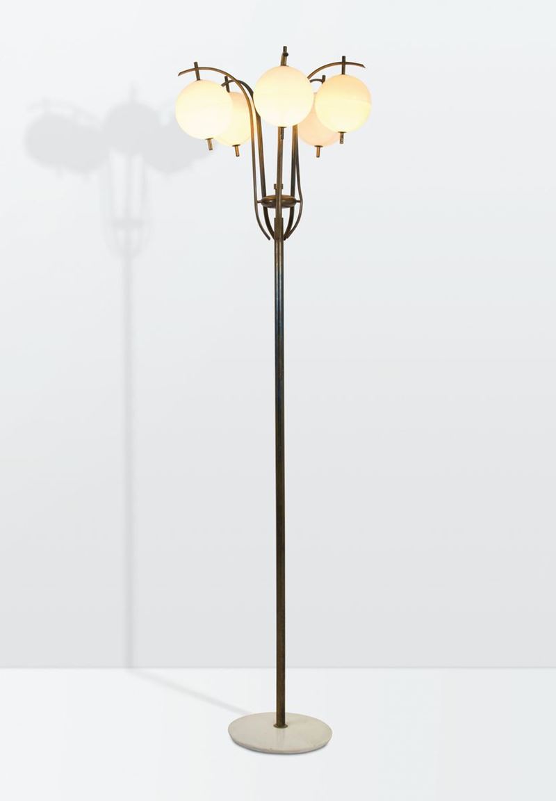 Arredoluce, a floor lamp with a brass and lacquered brass structure and a marble base. Glass shades. Arredoluce Prod., Italy, 1950 ca.  - Auction Design 200 - Cambi Casa d'Aste
