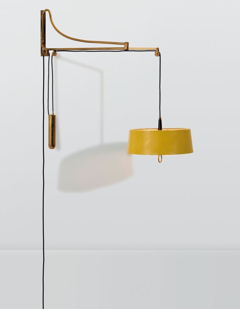 Oscar Torlasco, a wall lamp with an extendable brass structure and lacquered aluminum shade. Original label, Lumi Prod., Italy, 1950 ca.  - Auction Design 200 - Cambi Casa d'Aste