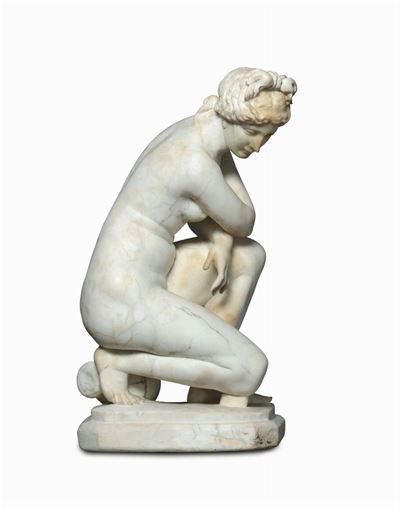 Venere Accovacciata in Marmo Bianco. Scultore Neoclassico del XVIII-XIX Secolo