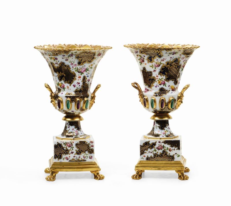 Coppia di vasi Probabilmente Italia, metà del XIX secolo  - Asta Maioliche e Porcellane - Cambi Casa d'Aste