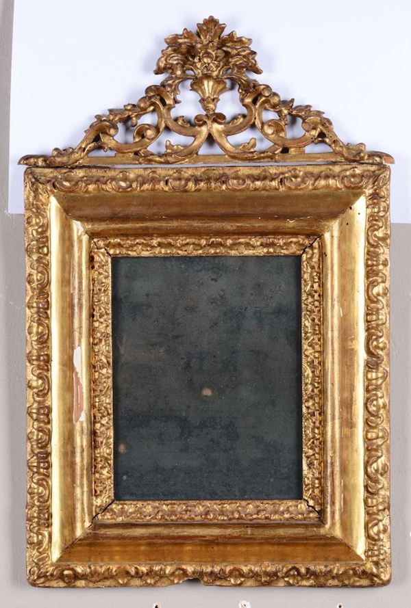 Cornice montata a specchiera in legno intagliato e dorato, XVIII secolo