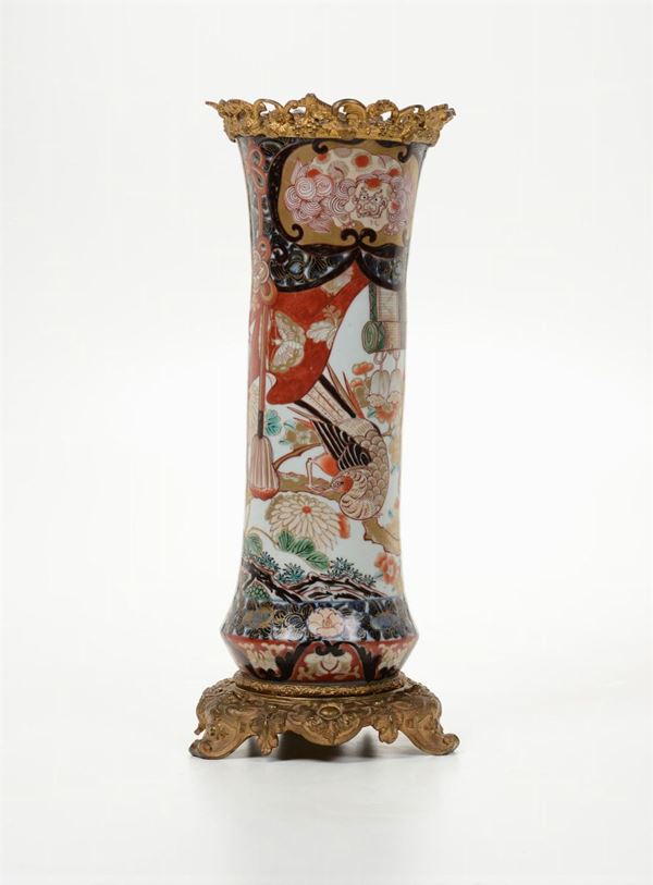 Vaso cilindrico in porcellana Imari a decoro naturalistico, Giappone, XIX-XX secolo