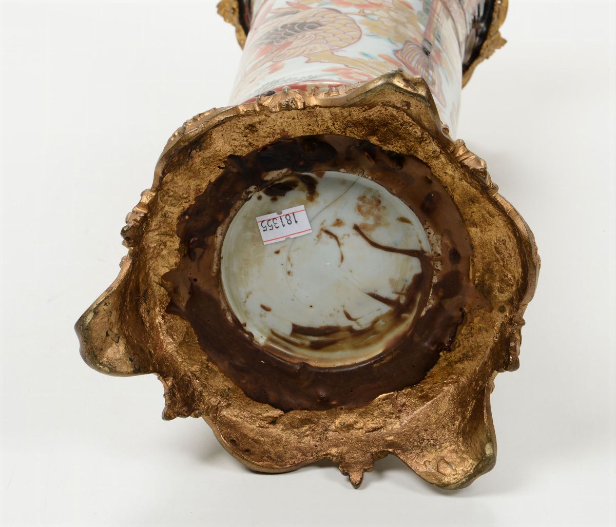 Vaso Cilindrico in Porcellana Imari a Decoro Naturalistico, Giappone, XIX-XX Secolo