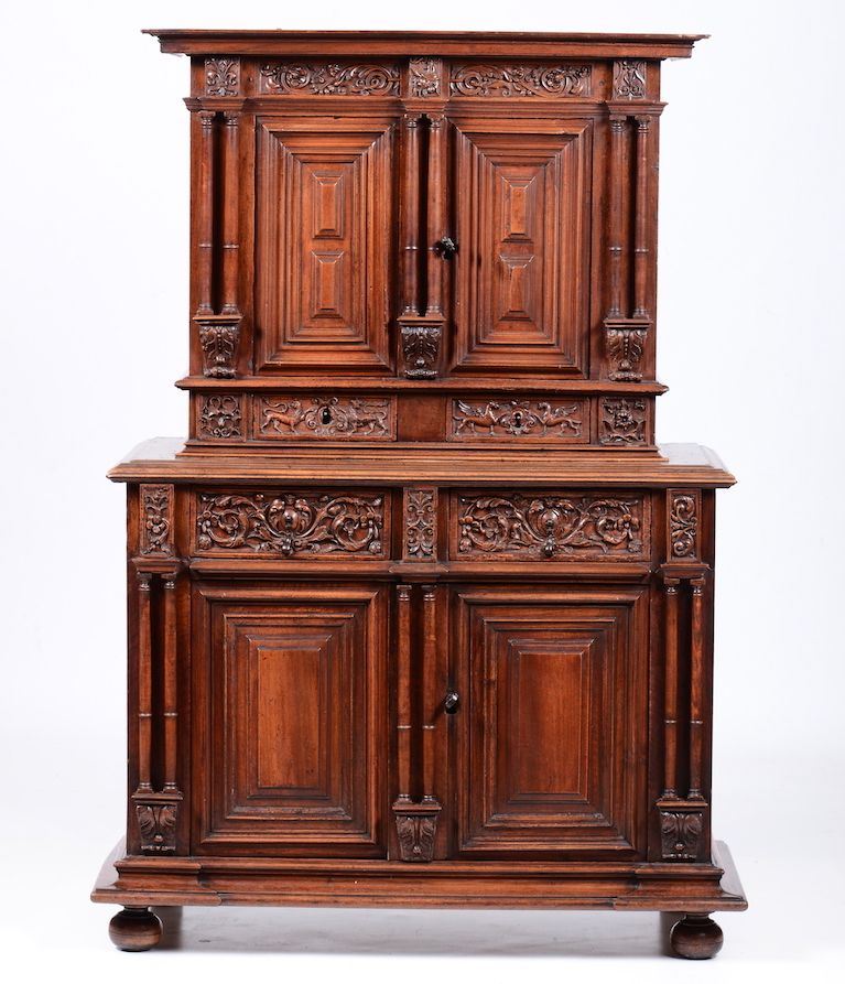 Credenza in legno intagliato a doppio corpo, Francia XVIII-XIX secolo  - Asta Antiquariato - I - Cambi Casa d'Aste