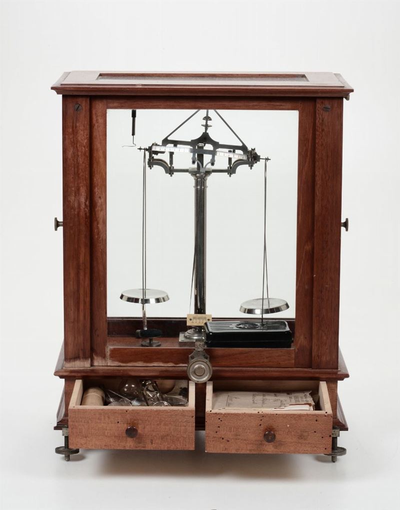 Bilancia di precisione in teca di legno e vetro  - Auction Antiques III - Timed Auction - Cambi Casa d'Aste