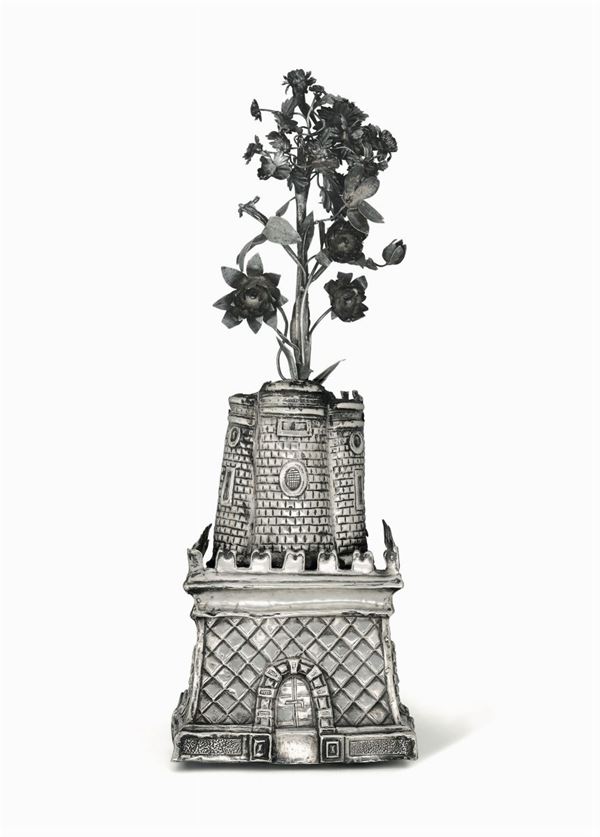 Torre in lamina dâ€™argento fuso, sbalzato e cesellato. Probabile manifattura italiana o spagnola del XVIII secolo (apparentemente privo di punzonatura)