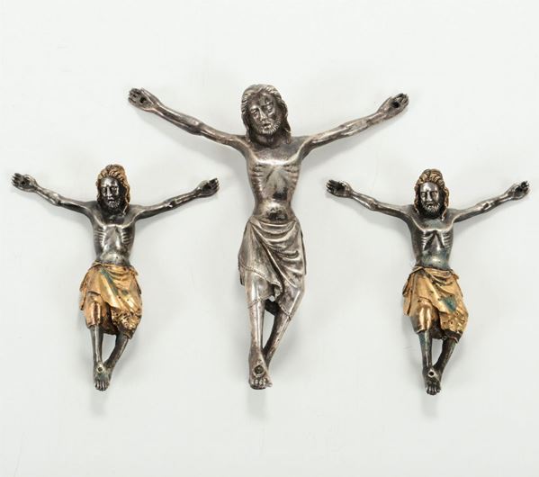 Gruppo di tre Corpus Christi in stile gotico in metallo argentato e dorato, probabile XX secolo