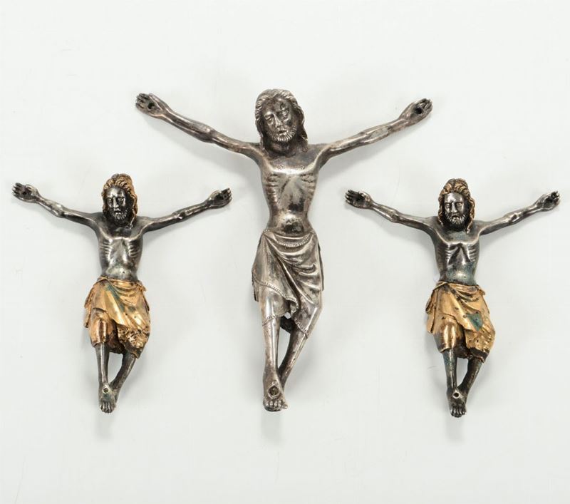 Gruppo di tre Corpus Christi in stile gotico in metallo argentato e dorato, probabile XX secolo  - Asta Scultura - Cambi Casa d'Aste