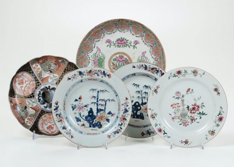 Cinque piatti in porcellana policroma, Cina, Dinastia Qing, VIII-XIX secolo  - Asta Arte Orientale | Asta a Tempo - Cambi Casa d'Aste