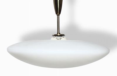 Lampada a Sospensione con Struttura in Ottone con Diffusore in Vetro Opalino.