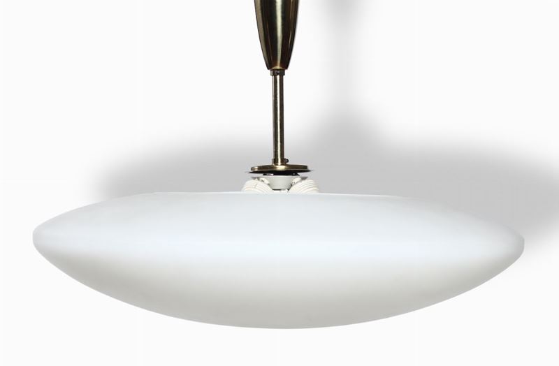 Lampada a sospensione con struttura in ottone con diffusore in vetro opalino.  - Auction Design - Cambi Casa d'Aste
