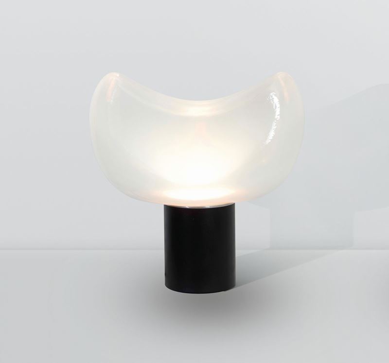 Roberto Pamio and Renato Toso, a table lamp with a lacquered metal structure and a Murano glass shade. Leucos Prod., Italy, 1960 ca.  - Auction Design 200 - Cambi Casa d'Aste